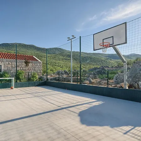 Lovorika - Padel, Cageball, Basketball & Heated Pool