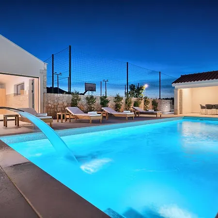 Vila Lovorika - Padel, Cageball, Basketball & Heated Pool