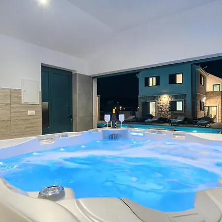 Villa Lovorika - Padel, Cageball, Basketball & Heated Pool Trnbusi