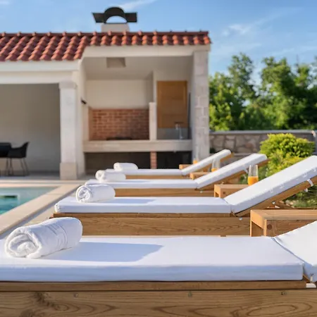 Lovorika - Padel, Cageball, Basketball & Heated Pool *