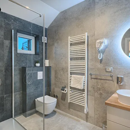 Lovorika - Padel, Cageball, Basketball & Heated Pool Villa *