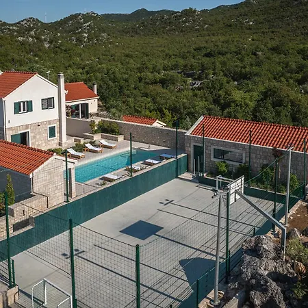 Lovorika - Padel, Cageball, Basketball & Heated Pool Villa