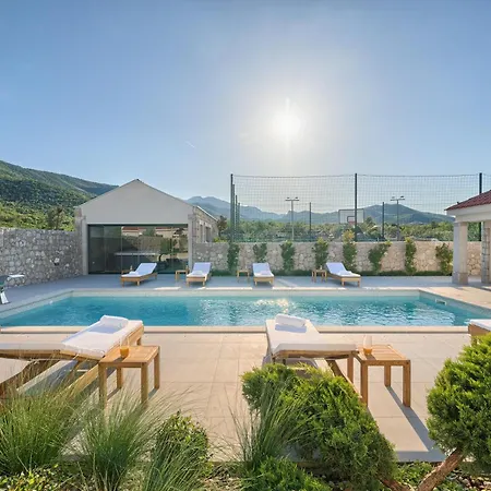 Lovorika - Padel, Cageball, Basketball & Heated Pool Villa *