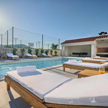 Lovorika - Padel, Cageball, Basketball & Heated Pool *