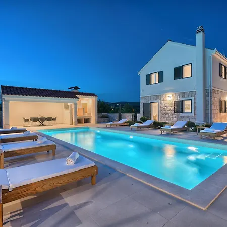 Lovorika - Padel, Cageball, Basketball & Heated Pool *