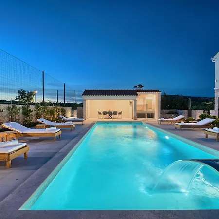 Lovorika - Padel, Cageball, Basketball & Heated Pool * Trnbusi