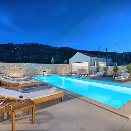 Villa Lovorika - Padel, Cageball, Basketball & Heated Pool