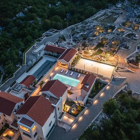 Vila Lovorika - Padel, Cageball, Basketball & Heated Pool *