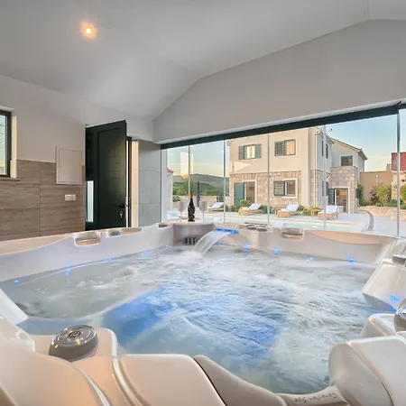 Lovorika - Padel, Cageball, Basketball & Heated Pool Vila