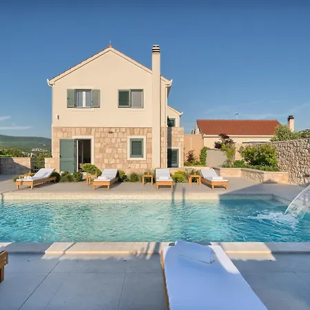 Lovorika - Padel, Cageball, Basketball & Heated Pool Trnbusi