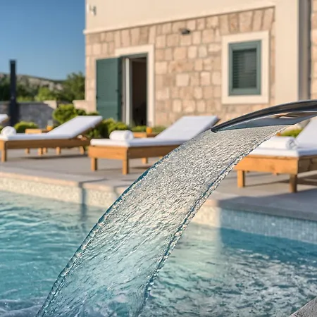 Lovorika - Padel, Cageball, Basketball & Heated Pool * Trnbusi