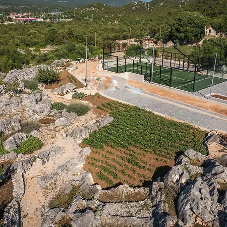 Lovorika - Padel, Cageball, Basketball & Heated Pool