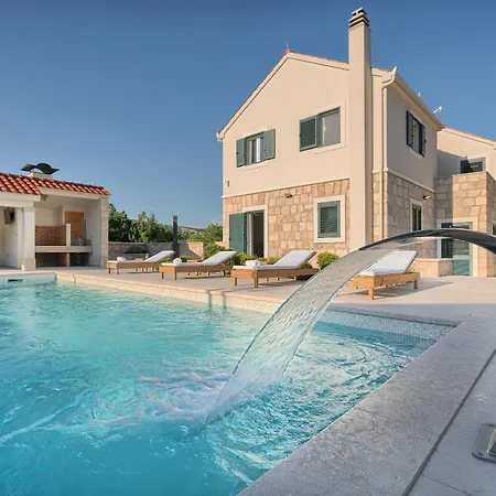 Villa Lovorika - Padel, Cageball, Basketball & Heated Pool