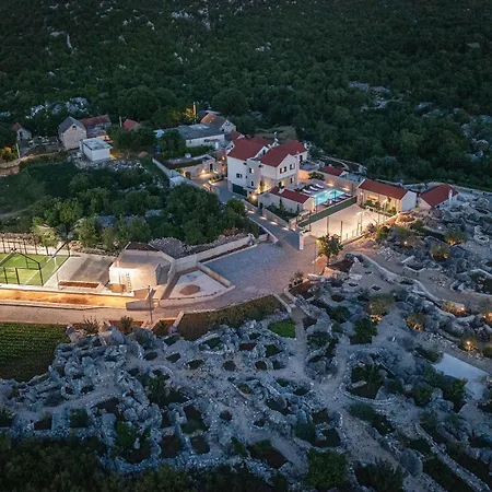 Lovorika - Padel, Cageball, Basketball & Heated Pool