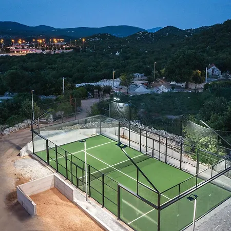 Lovorika - Padel, Cageball, Basketball & Heated Pool Villa *