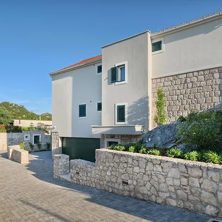 Lovorika - Padel, Cageball, Basketball & Heated Pool Trnbusi