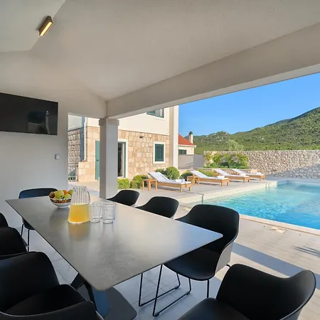 Lovorika - Padel, Cageball, Basketball & Heated Pool * Trnbusi