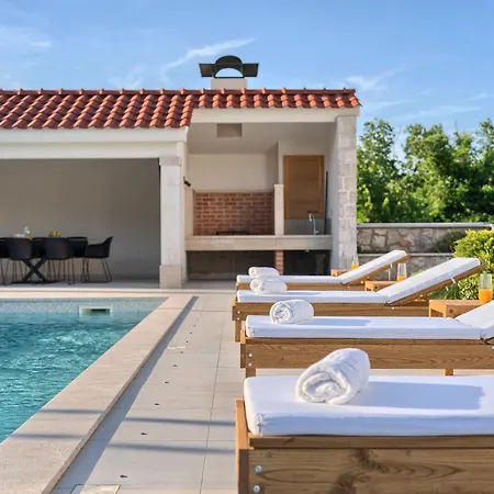 Lovorika - Padel, Cageball, Basketball & Heated Pool * Trnbusi
