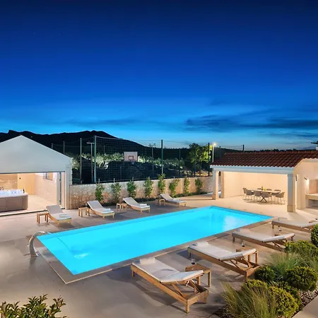 Lovorika - Padel, Cageball, Basketball & Heated Pool Villa *