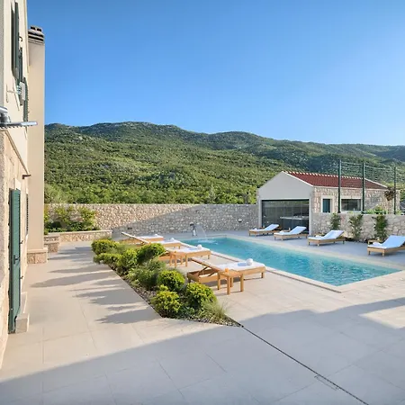 Villa Lovorika - Padel, Cageball, Basketball & Heated Pool *