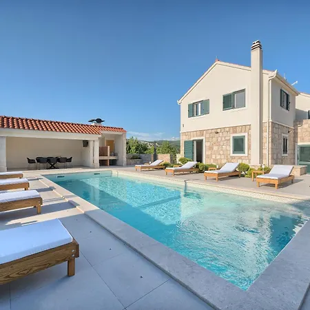 Lovorika - Padel, Cageball, Basketball & Heated Pool Villa