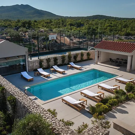 Villa Lovorika - Padel, Cageball, Basketball & Heated Pool Trnbusi