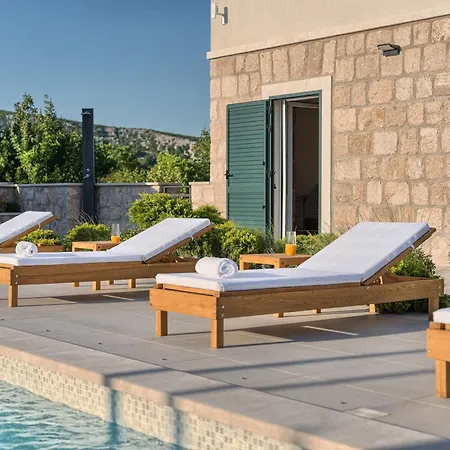 Villa Lovorika - Padel, Cageball, Basketball & Heated Pool