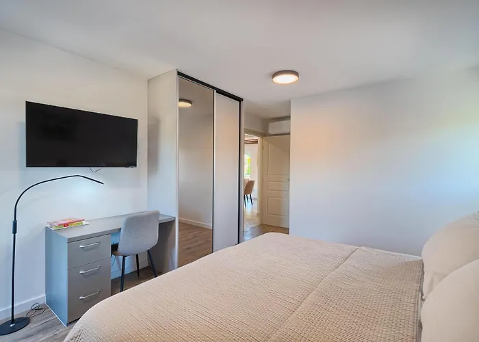 Lovorika - Padel, Cageball, Basketball & Heated Pool *