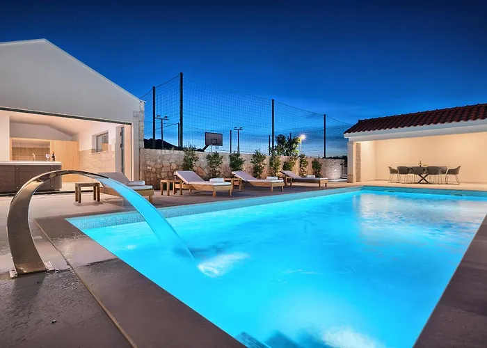 Villa Lovorika - Padel, Cageball, Basketball & Heated Pool