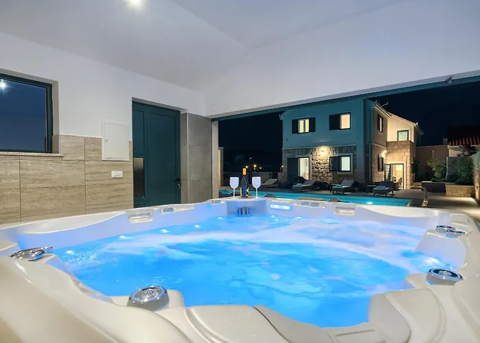 Villa Lovorika - Padel, Cageball, Basketball & Heated Pool Trnbusi