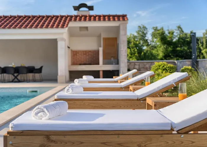 Lovorika - Padel, Cageball, Basketball & Heated Pool *