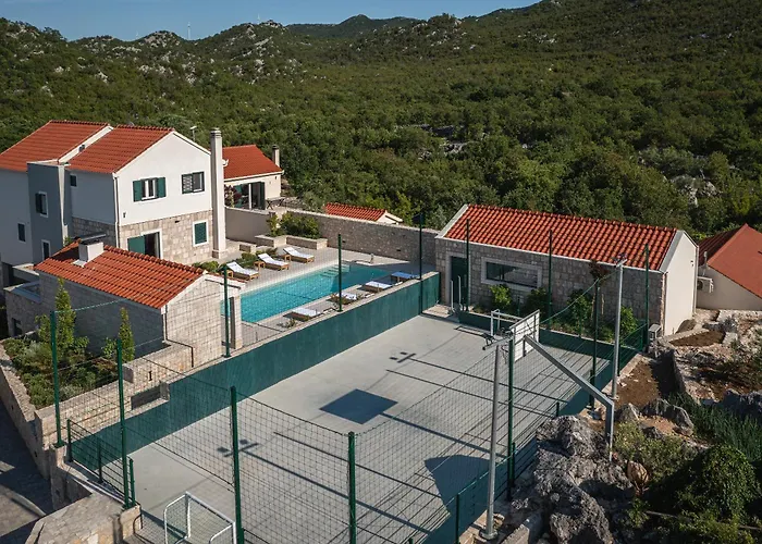Lovorika - Padel, Cageball, Basketball & Heated Pool Villa