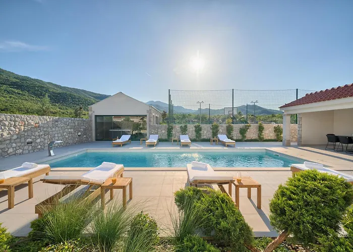 Lovorika - Padel, Cageball, Basketball & Heated Pool Villa *