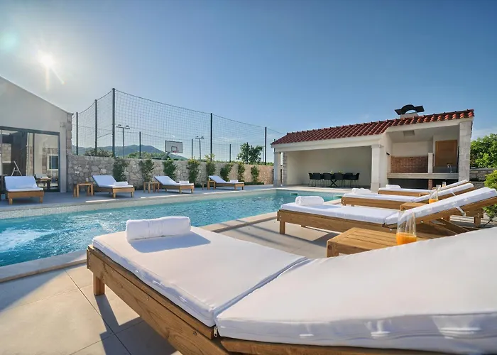 Lovorika - Padel, Cageball, Basketball & Heated Pool *