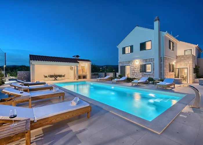 Lovorika - Padel, Cageball, Basketball & Heated Pool *