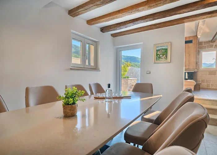 Lovorika - Padel, Cageball, Basketball & Heated Pool *