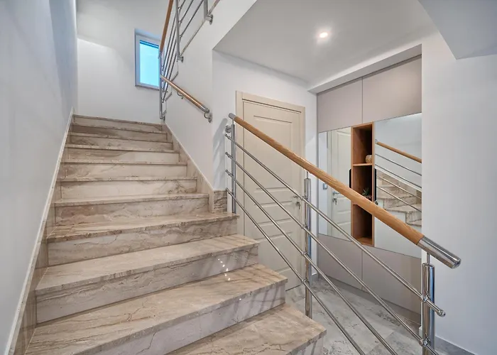 Lovorika - Padel, Cageball, Basketball & Heated Pool