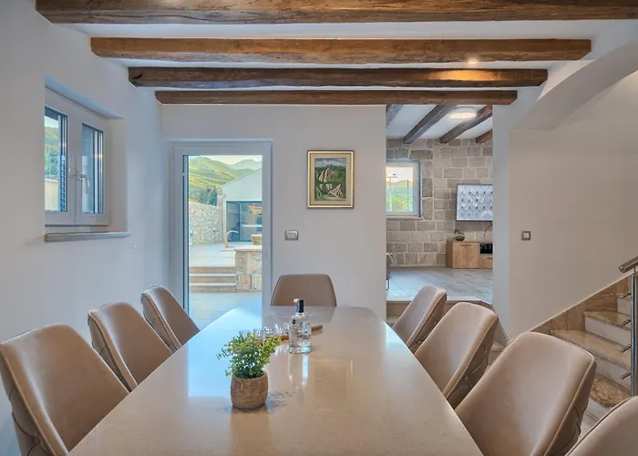 Lovorika - Padel, Cageball, Basketball & Heated Pool