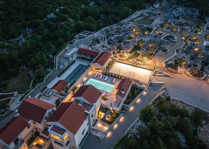 Villa Lovorika - Padel, Cageball, Basketball & Heated Pool *