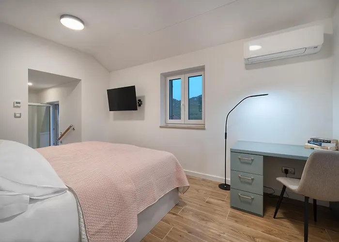 Villa Lovorika - Padel, Cageball, Basketball & Heated Pool Trnbusi