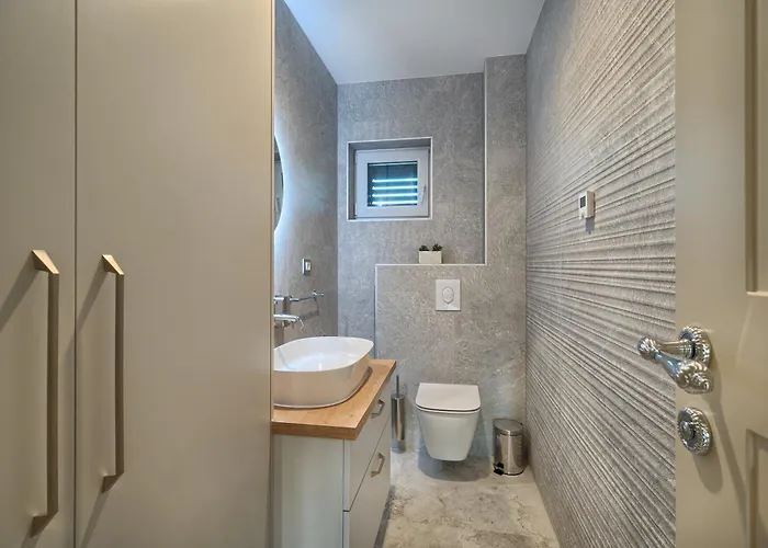 Villa Lovorika - Padel, Cageball, Basketball & Heated Pool Trnbusi