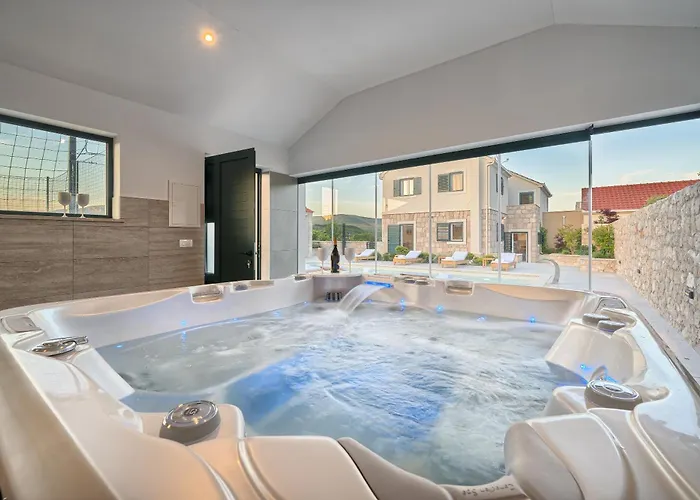 Lovorika - Padel, Cageball, Basketball & Heated Pool Villa