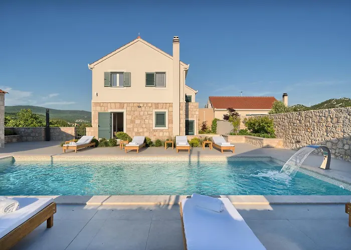 Lovorika - Padel, Cageball, Basketball & Heated Pool Trnbusi