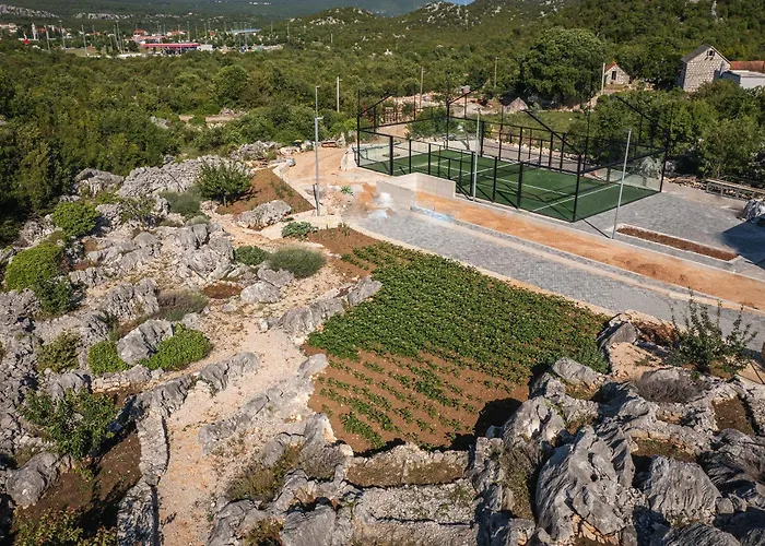 Lovorika - Padel, Cageball, Basketball & Heated Pool