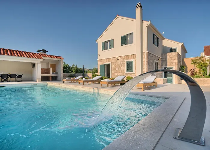 Villa Lovorika - Padel, Cageball, Basketball & Heated Pool