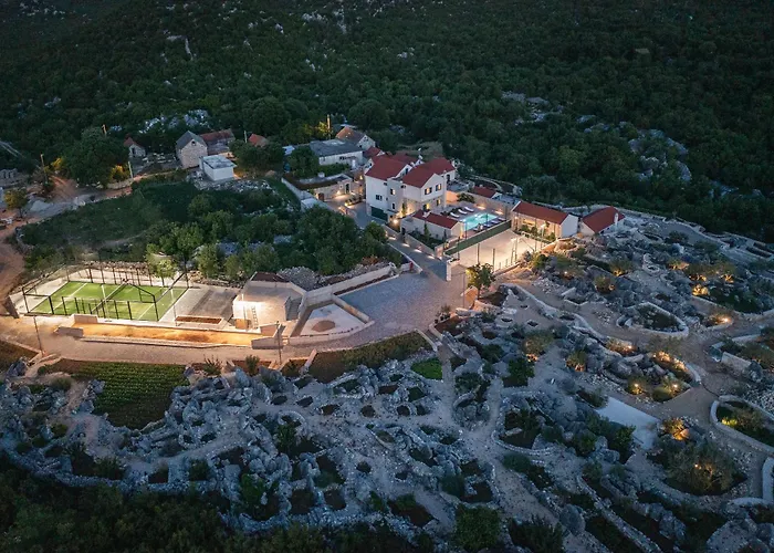 Lovorika - Padel, Cageball, Basketball & Heated Pool