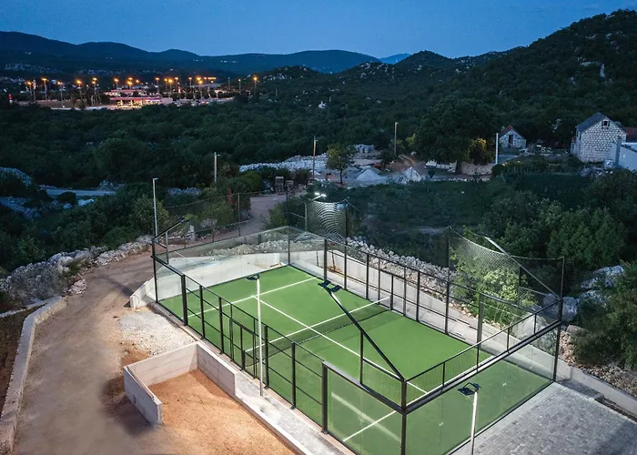Lovorika - Padel, Cageball, Basketball & Heated Pool Villa *
