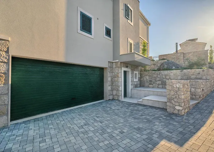 Lovorika - Padel, Cageball, Basketball & Heated Pool Villa