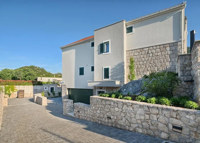 Lovorika - Padel, Cageball, Basketball & Heated Pool Trnbusi