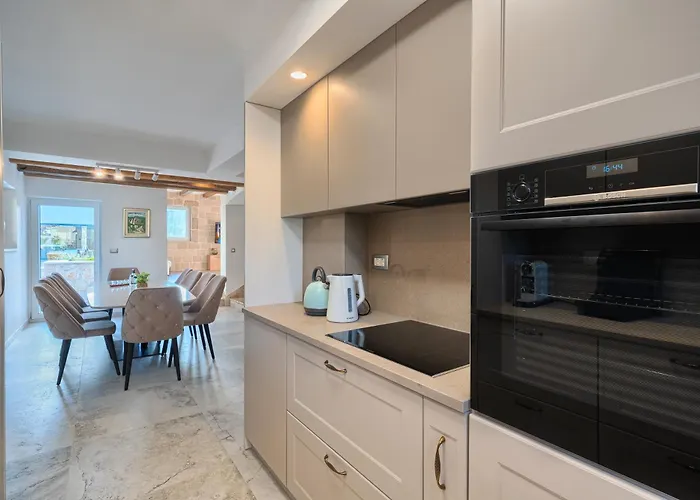 Lovorika - Padel, Cageball, Basketball & Heated Pool Trnbusi